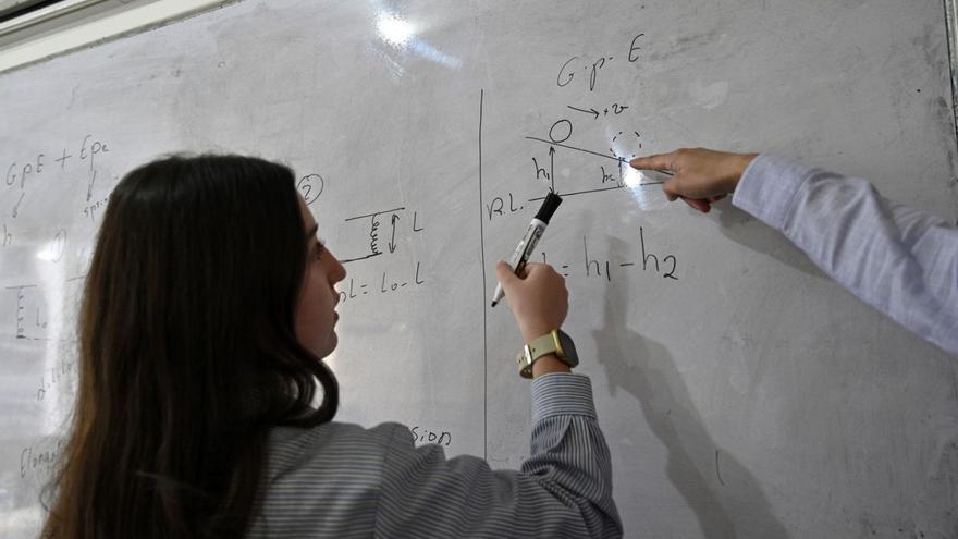 Una estudiante realiza un ejercicio matemático en una pizarra. |  Efe
