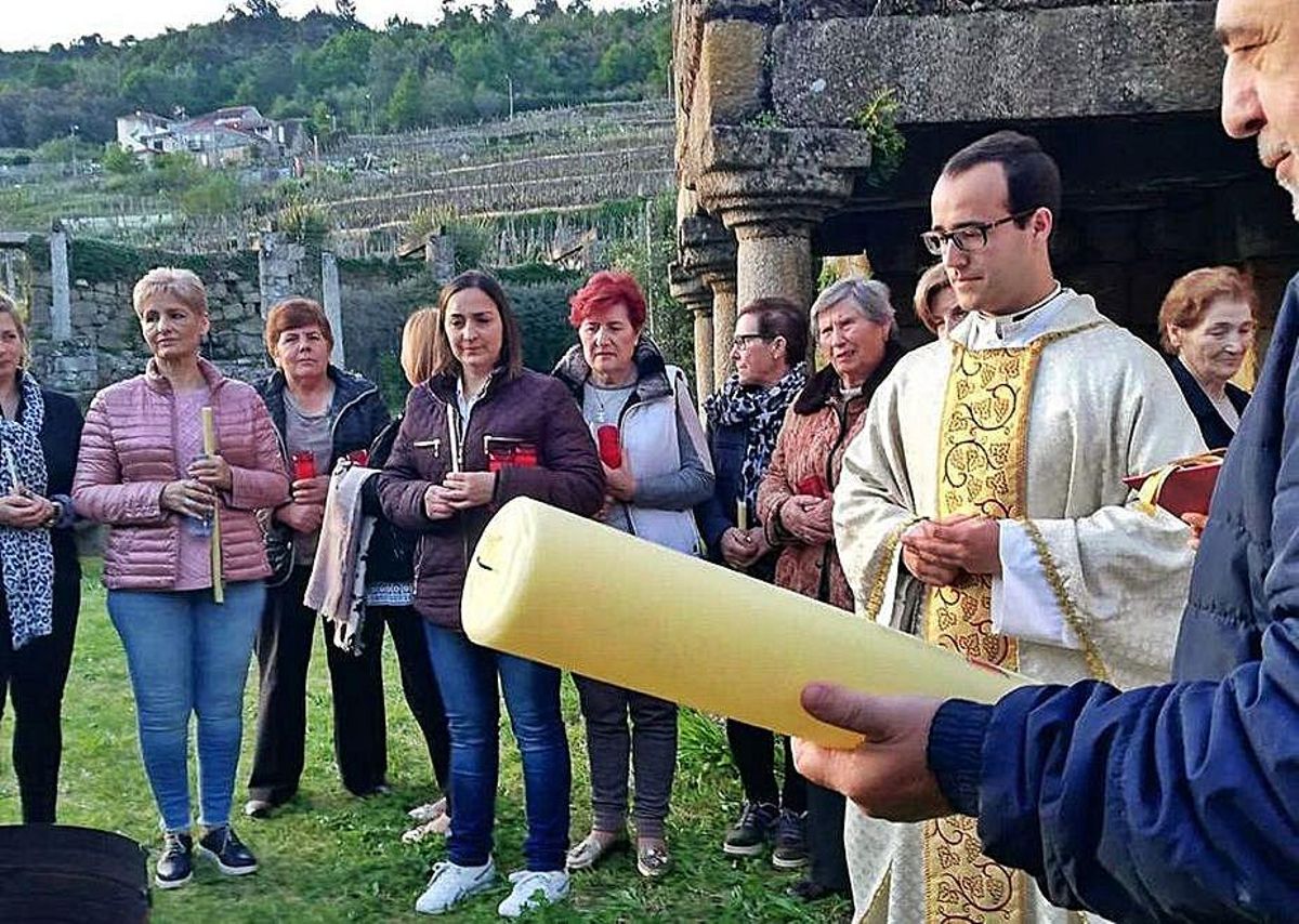 Gil y la estatua a Nuestra Señora da Guía donada por él. | // I. OSORIO