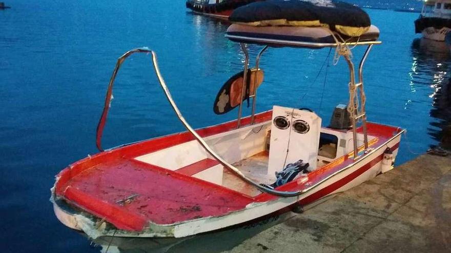 La planeadora, muy dañada, fue remolcada a tierra porun barco bateeiro. // FdV