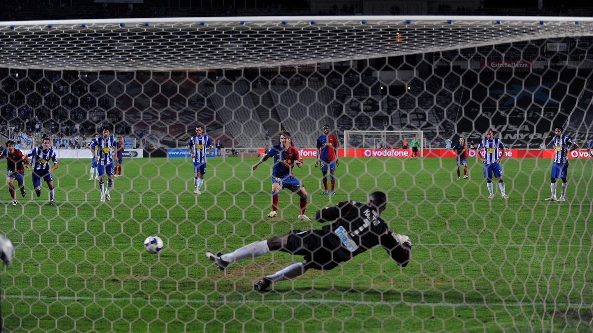 Messi bate de penalti a Kameni en el derbi del 27 de septiembre de 2008, el último del Espanyol como local en Montjuïc antes del traslado a su casa de Cornellà.
