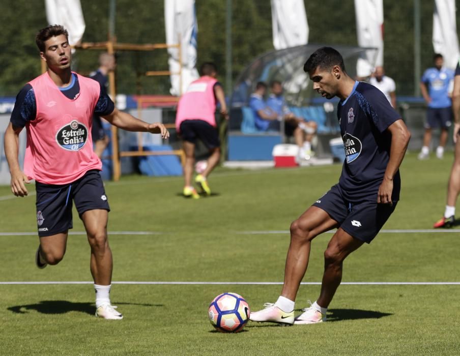 Los futbolistas del Deportivo completan una exigente sesión de más de hora y media de duración, con una parte física muy dura y un tramo de entrenamiento de partidillos con balón en espacios reducidos