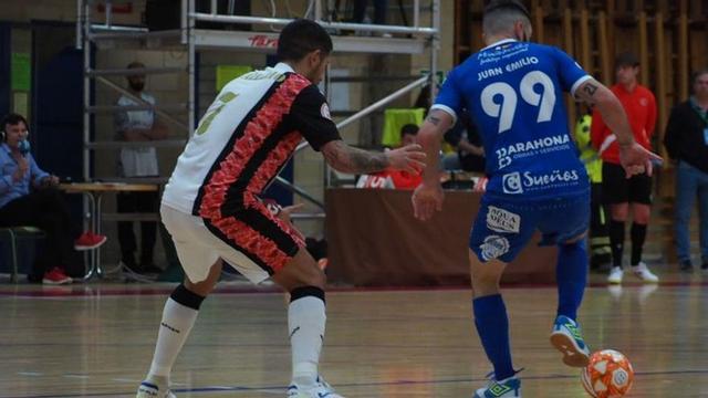 Felipe Valerio defiende a Juan Emilio en el partido de ayer. | MARTA PALACIOS