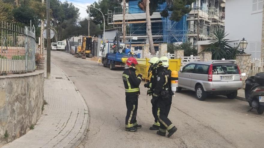 Desalojados varios vecinos por un escape de gas provocado por la rotura de una tubería en una calle de Portals