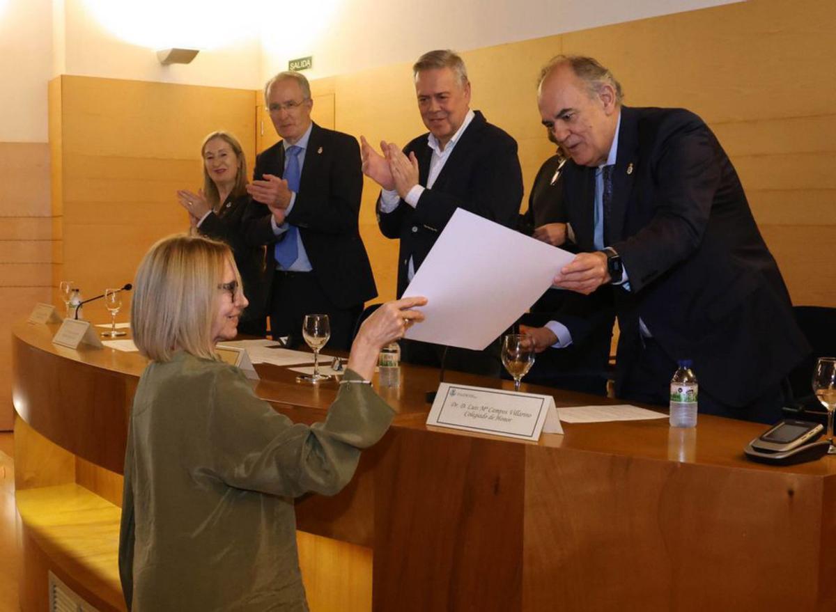 Una de las médicas que recibió un diploma de reconocimiento por parte de las autoridades.