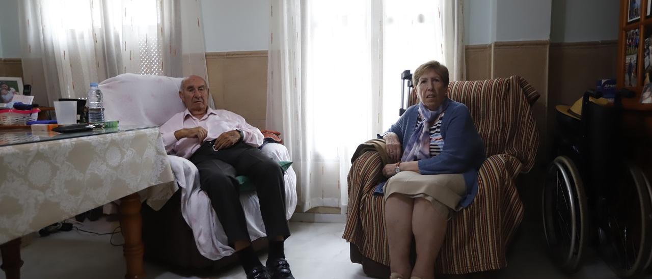 Manuel y María en su vivienda, que podrían perder tras el engaño que sufrieron por parte de los promotores a quienes compraron el piso.