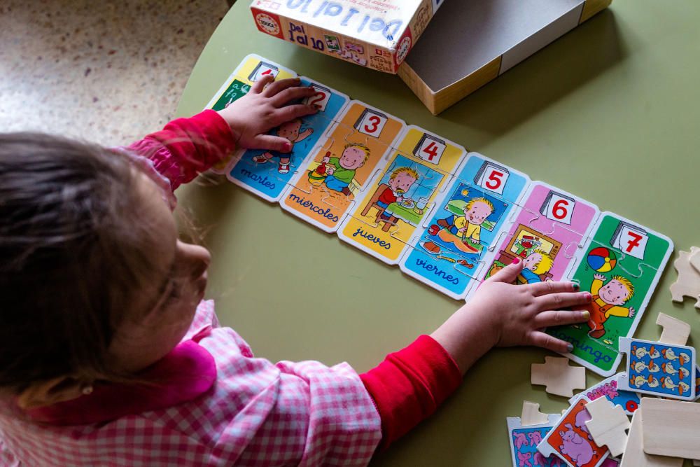 Niños en el patio de la escuela Sella, que forma parte de un centro rural agrupado con Orxeta y Relleu