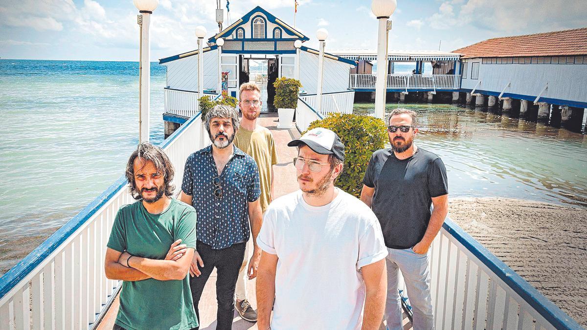 Adrián Gutiérrez, en el  centro, junto al resto de  la banda, ayer en Los  Alcázares.