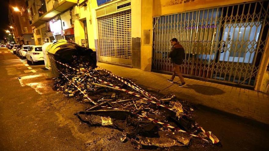 Detenidos cuatro menores tras quemar dos contenedores en Zaragoza