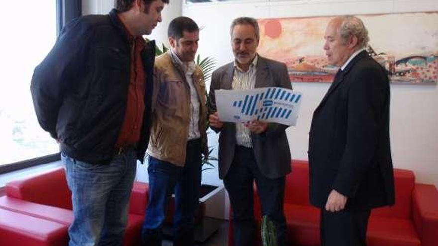 Los ediles Arceo y Espiño entregaron al delegado, en marzo de 2012, las firmas recogidas para pedir las sendas.