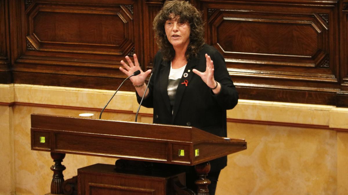 La consellera d&#039;Acció Climàtica, Teresa Jordà, de perfil presentant el decret llei d&#039;energies renovables al ple del Parlament