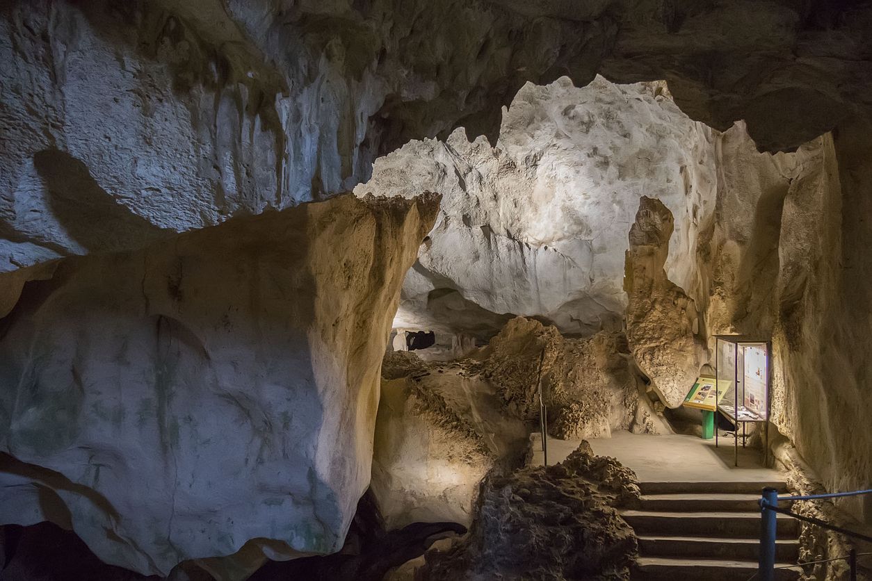 Cueva de murciélagos en el bonito pueblo de Zuheros en Córdoba, España.
