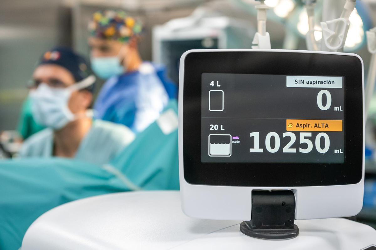 Detailansicht eines der Kontrollgeräte während einer laparoskopischen urologischen Operation im Krankenhaus Juaneda Miramar.