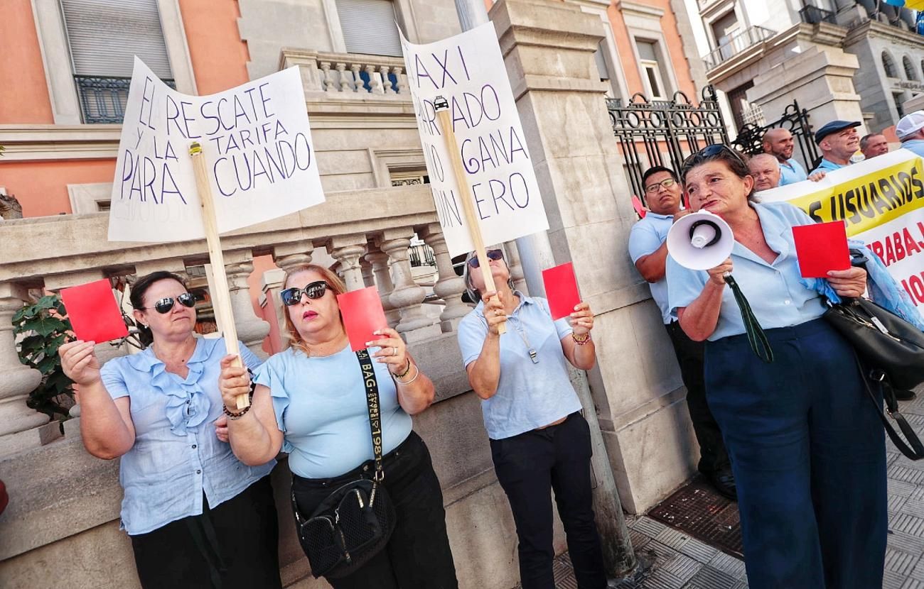 Concentración de taxistas por la Mesa del Taxi