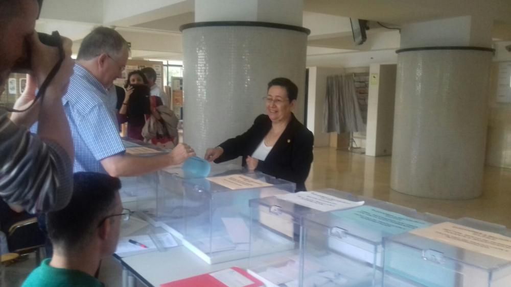 Trinidad Arcos, rectora accidental de la ULPGC, ejerce su derecho al voto.