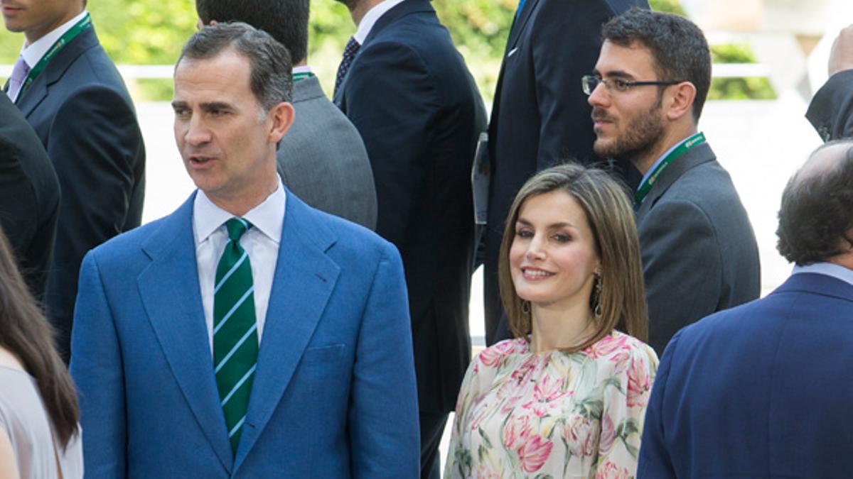 Letizia Ortiz y su vestido de flores de Zara junto al Rey