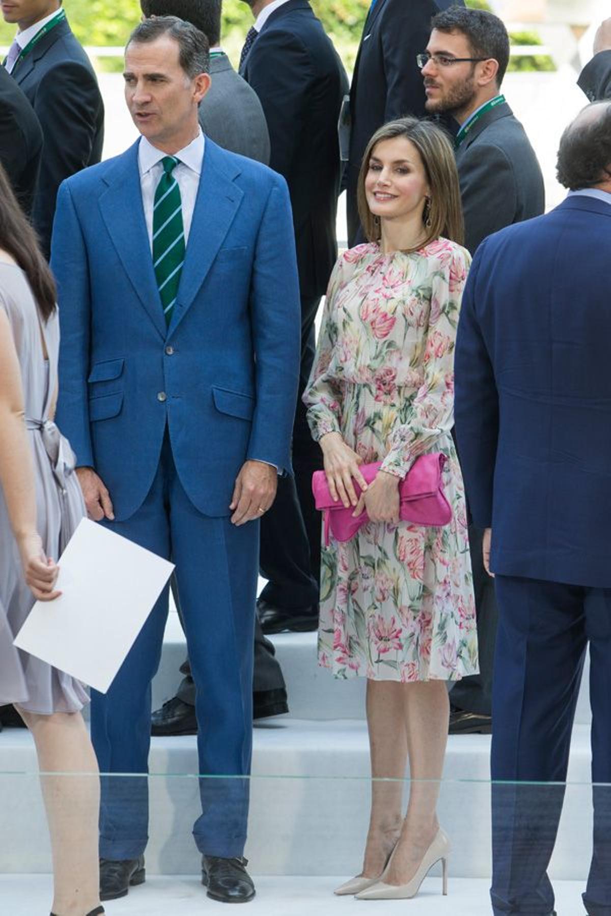 Letizia Ortiz y su vestido de flores de Zara junto al Rey