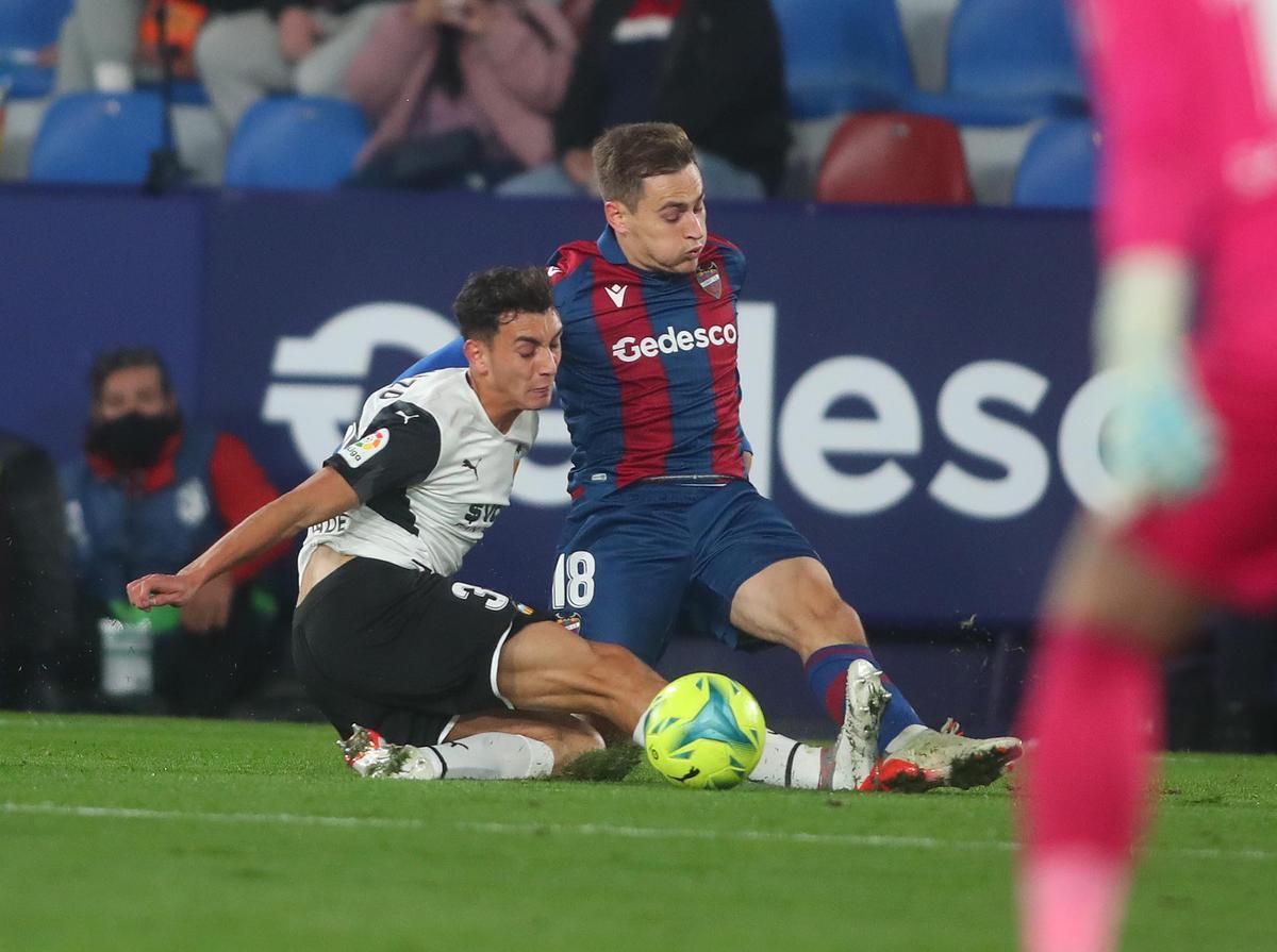 La fuerte entrada de Rubén Iranzo a Jorge de Frutos en el Derbi