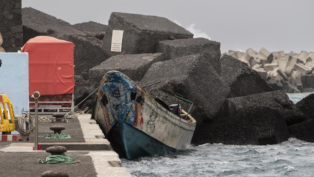 Archivo - Un cayuco tras su llegada al puerto de La Restinga, a 20 de agosto de 2024, en El Hierro, Canarias (España).