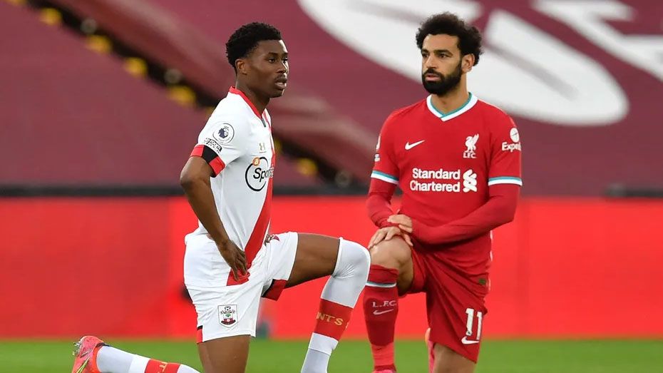 Mohamed Salah, arrodillado antes de un partido del Liverpool | @premierleague