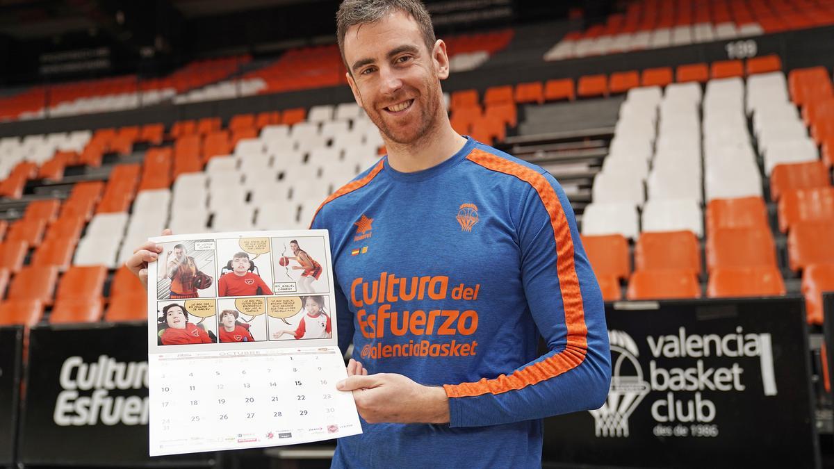 Víctor Claver muestra el calendario solidario del Valencia Basket