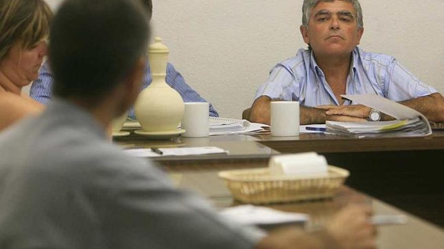El alcalde de Agost, Joaquín Castelló, atiende al portavoz de la AIA, Luis Vicente Castelló, en el pleno de este lunes