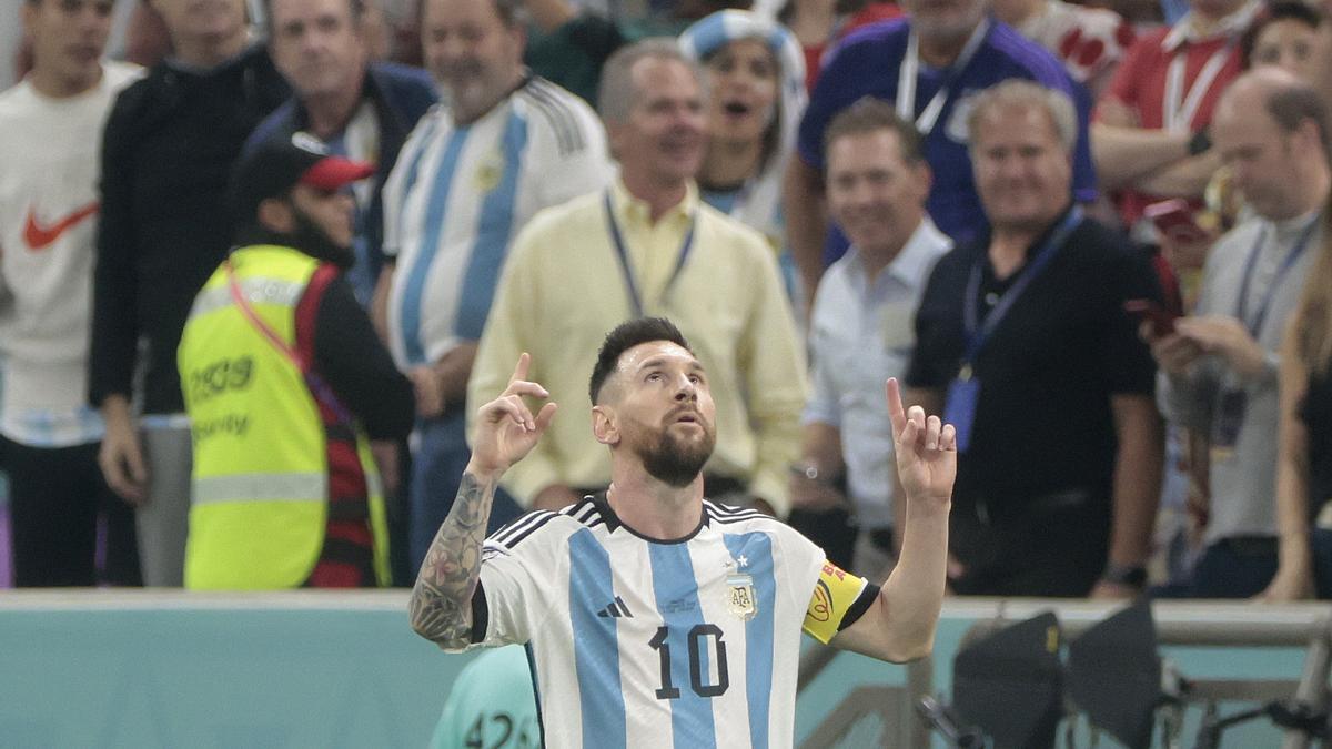 Messi señala al cielo en la semifinal de Argentina contra Croacia