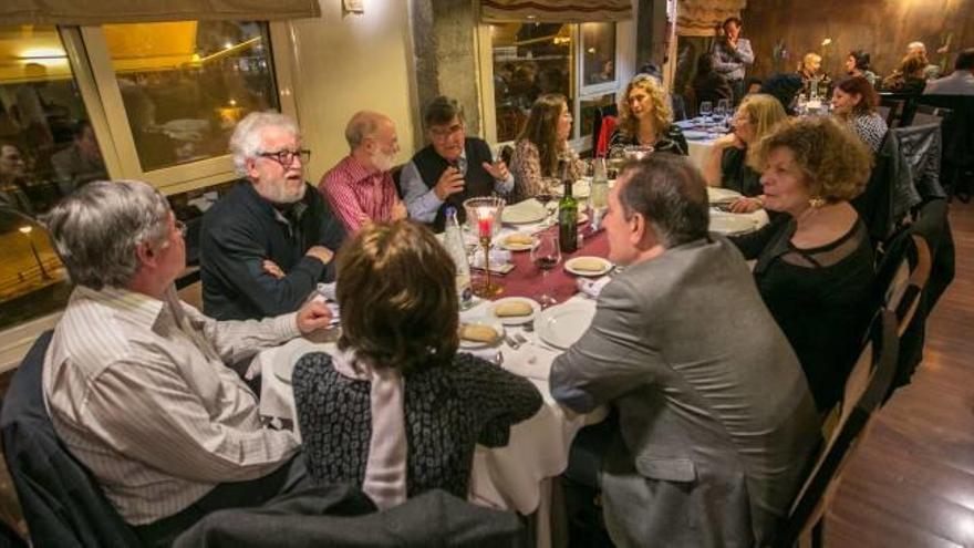 El escritor José Jurado, en el centro de la mesa, durante la primera tertulia celebrada en el restaurante El Pernil.