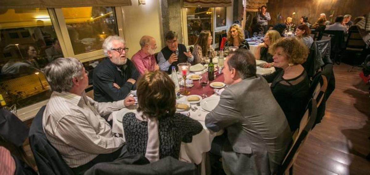 El escritor José Jurado, en el centro de la mesa, durante la primera tertulia celebrada en el restaurante El Pernil.