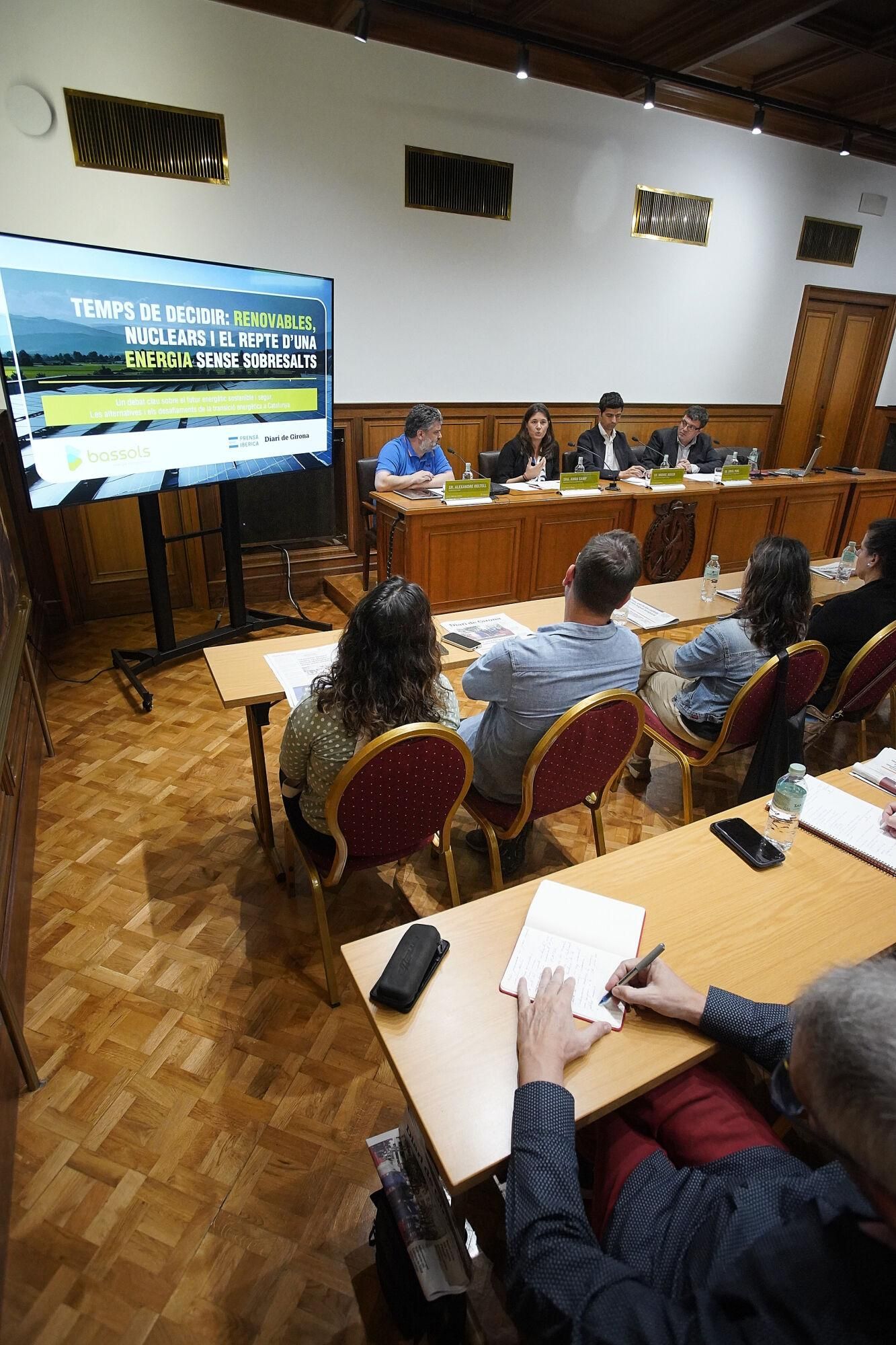 Girona cambra comerç jornada del diari «Temps de decidir: renovables, nuclears i el repte d’una energia sense sobresalts» Miquel Bosch, Director de negoci de Bassols Energia, Olot Prof. Alexandre Deltell, Universitat de Girona, enginyer de Fluids, Energia i Medi Ambient. Sra. Anna Camp, Directora de l’Institut Català d’Energia de Catalunya, Generalitat de Catalunya