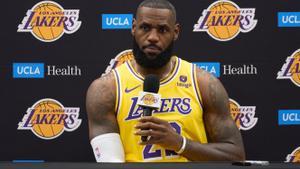 El mánager de LeBron James apostó en partidos de la NBA con un corredor de apuestas ilegal