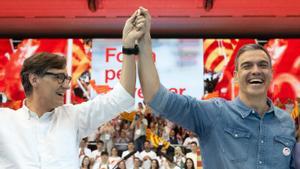 El candidato del PSC en las elecciones catalanas, Salvador Illa, y el presidente del Gobierno, Pedro Sánchez, en el acto de cierre de campaña del PSC en el Palau Vall dHebron de Barcelona.