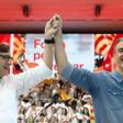El candidato del PSC en las elecciones catalanas, Salvador Illa, y el presidente del Gobierno, Pedro Sánchez, en el acto de cierre de campaña del PSC en el Palau Vall dHebron de Barcelona.
