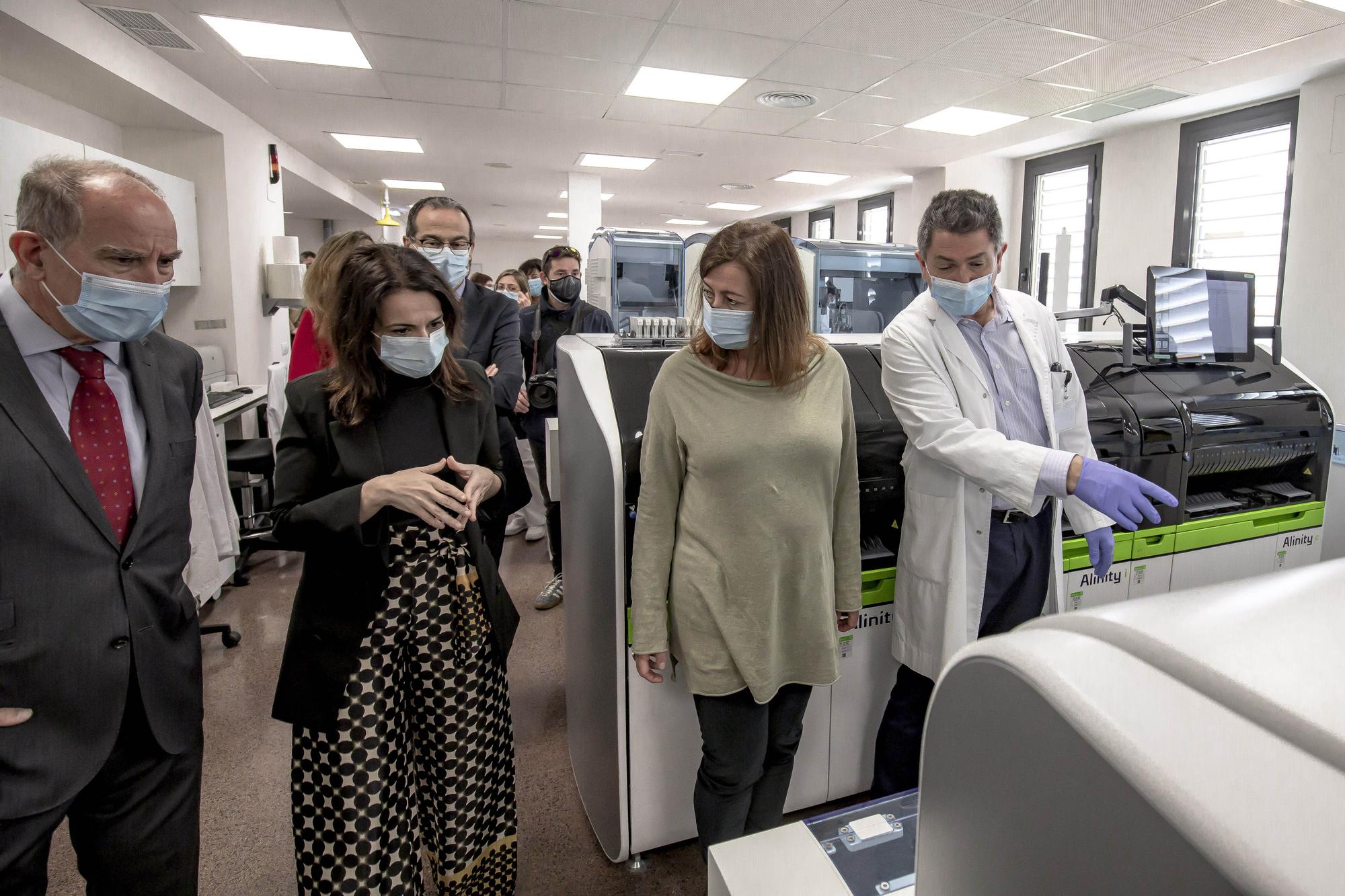 Armengol visita el nuevo laboratorio de microbiología del hospital de Son Llàtzer