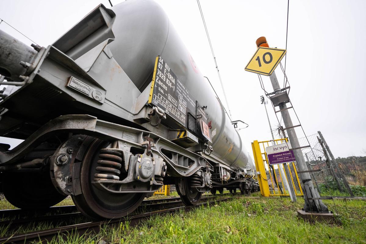 MARTORELL 27/01/2026 Sociedad Trenes de mercancías de carga pesada parados en las puertas de las fabricas en Martorell debido a los parones en las vias. Foto de Zowy Voeten/ El Periódico