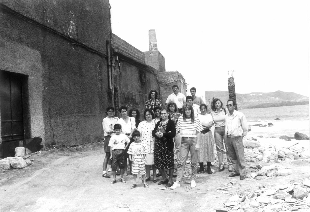 Las familias, reunidas en la puerta de la fábrica, tras conocer la sentencia del Supremo que ratificaba la condena de la Audiencia