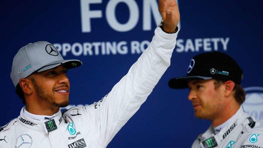 Lewis Hamilton celebra la &#039;pole&#039; en el Gran Premio de Brasil, al lado su compañero en Mercedes Nico Rosberg.