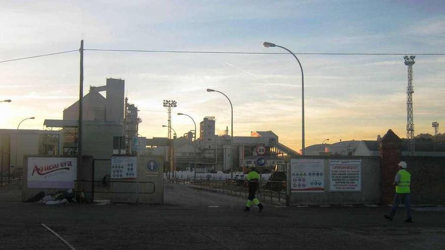 Dos operarios acceden a la zona de entrega de remolacha en las instalaciones de la Azucarera de Toro.