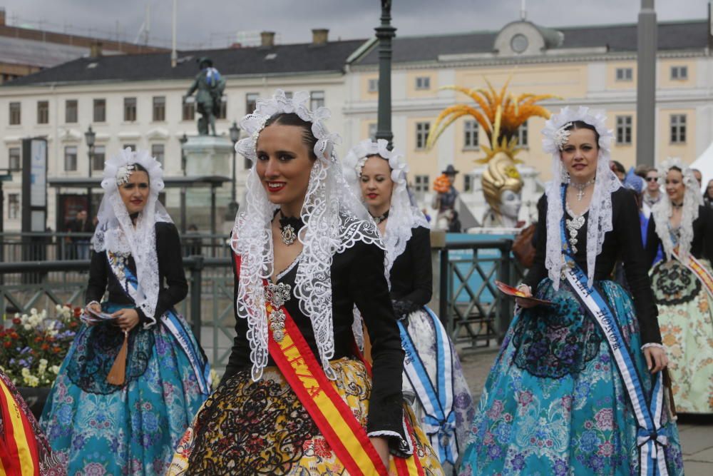 La música alicantina, el arroz, los trajes tradicionales triunfan en el desfile por Göteborg