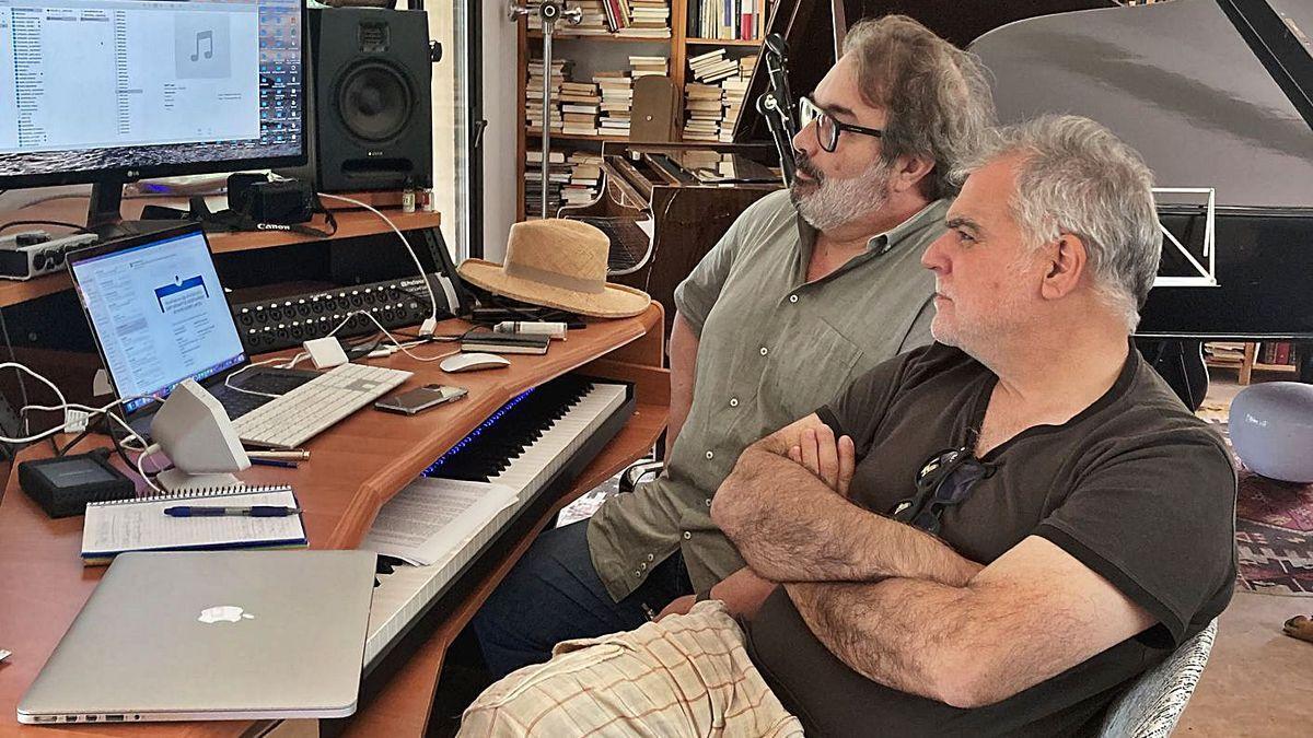 El cineasta y el compositor, en el estudio de Algaida.