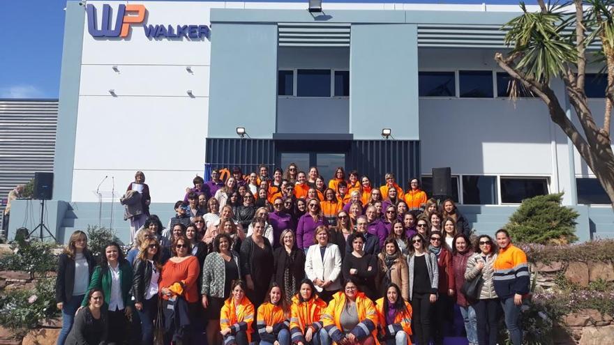 Las autoridades, las trabajadoras y las directivas de la Walker's posaron para la foto oficial.