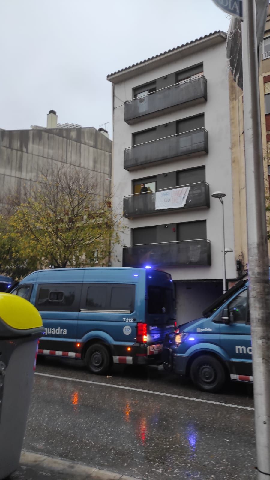 Tallat l'accés al carrer del Carme per protestar contra uns desnonaments