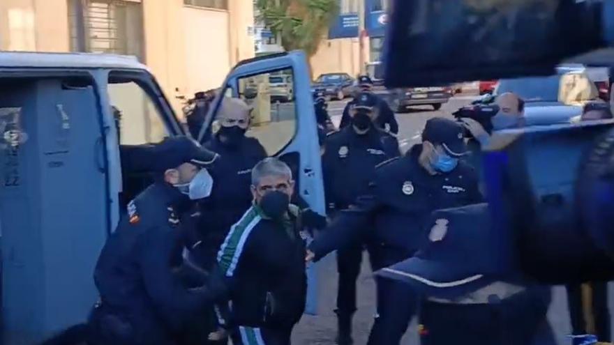 VÍDEO | Así ha sido la llegada de Bernardo Montoya a la Audiencia de Huelva