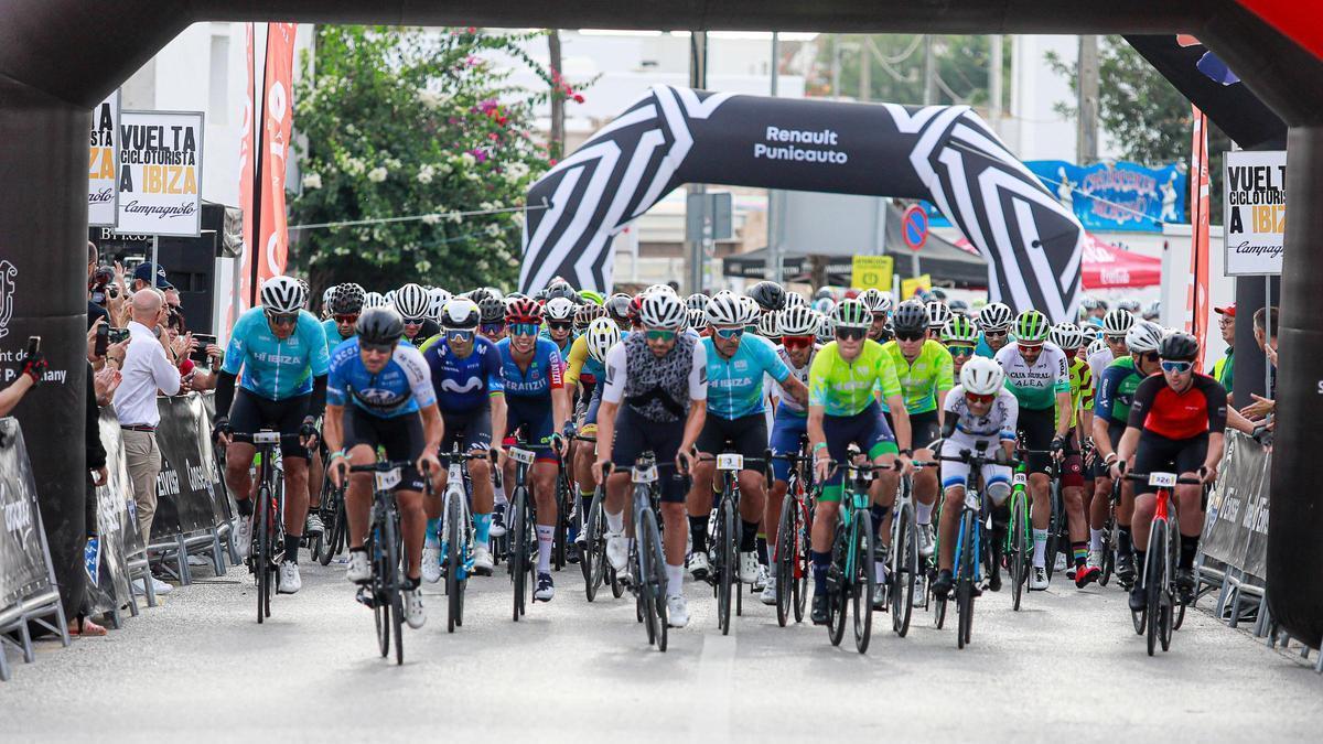 Salida del pelotón de la Vuelta Cicloturista a Ibiza Campagnolo en una de sus ediciones anteriores.