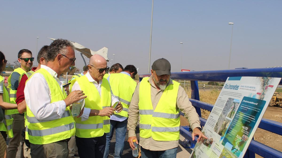 Vídeo | Reabre el nuevo puente de Talavera la Real (Badajoz) tras la obra contra inundaciones en la rivera de los Limonetes