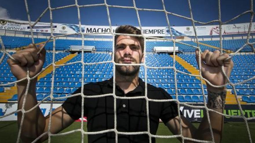 Iván Buigues fotografiado esta semana en la portería del fondo norte del estadio Rico Pérez.