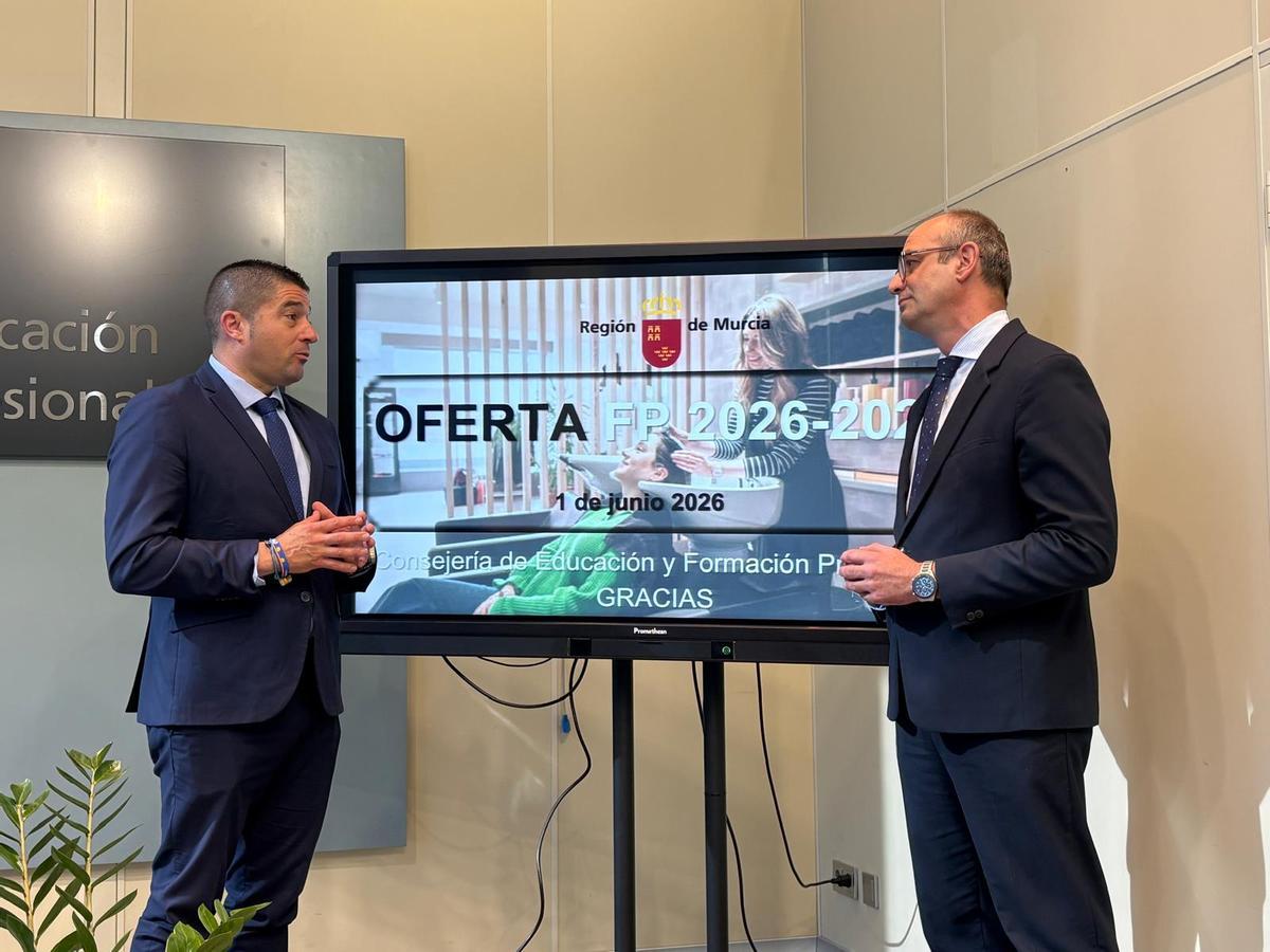 El consejero Marín (derecha), junto al director general de Formación Profesional, Luis Quiñonero