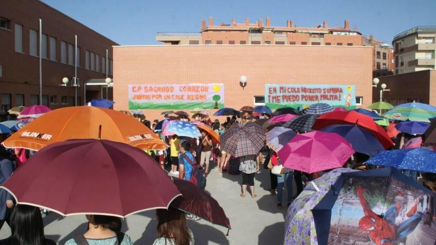 Paraguas para exigir sombra en el colegio