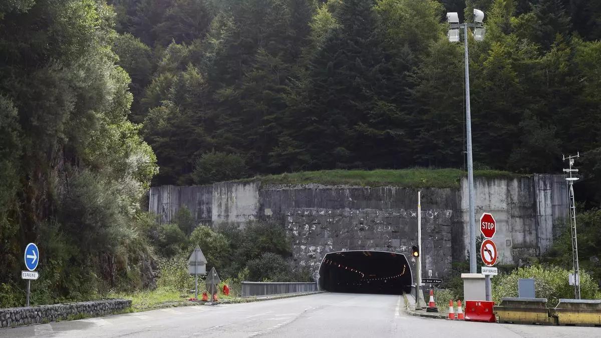 Boca del túnel del Somport, desde el lado francés, apenas unos metros antes de que se corte la carretera.