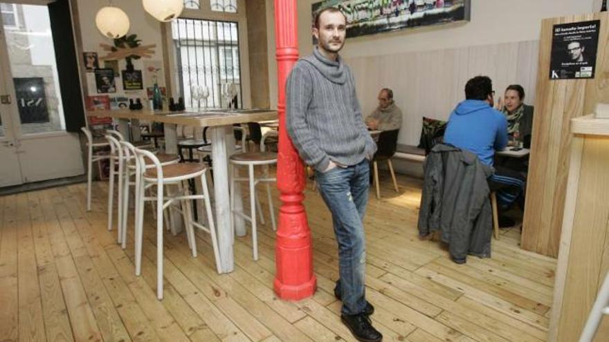 Carlos Montilla posa en su local Kuntshalle del casco viejo de Santiago de Compostela.  // Xoán Álvarez