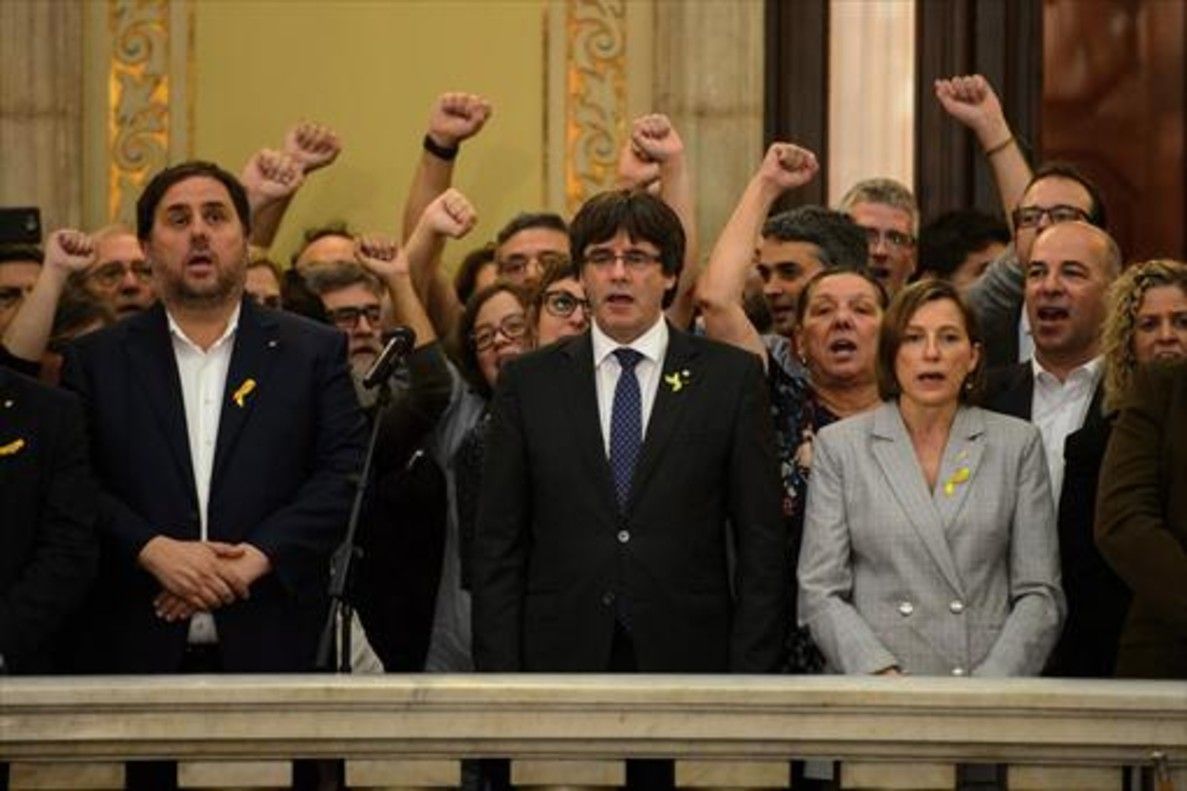 Oriol Junqueras y Carles Puigdemont, en el Parlament, el 27 de octubre del 2017.